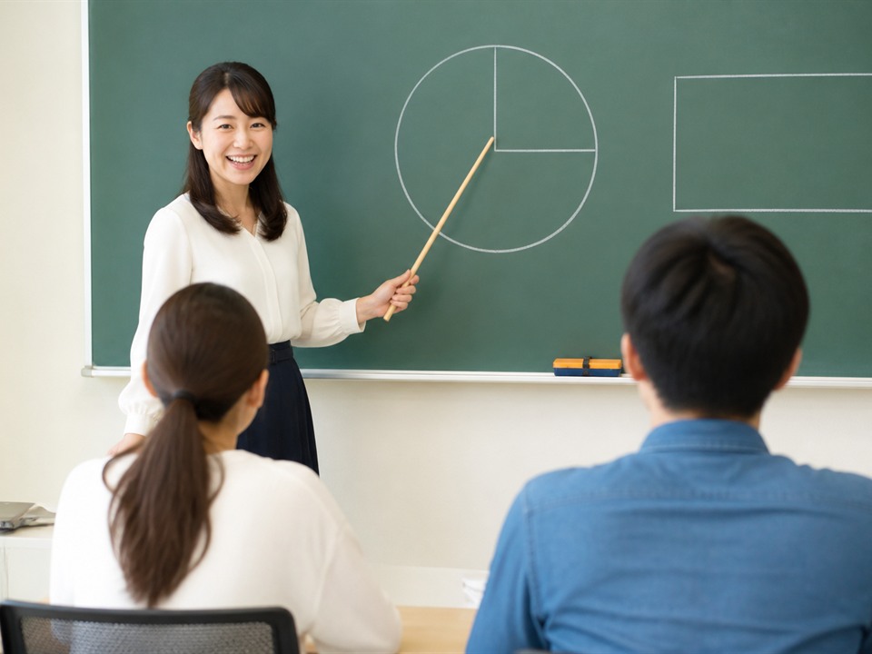 黒板の前で授業をする講師